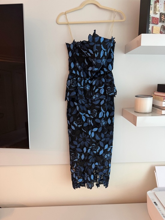 Elliatt Dresses & Skirts - Elliott Black & Blue Lace Strapless Midi Dress
